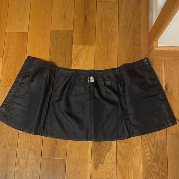 Faux leather mini skirt sz 6 - Picture 7 of 9